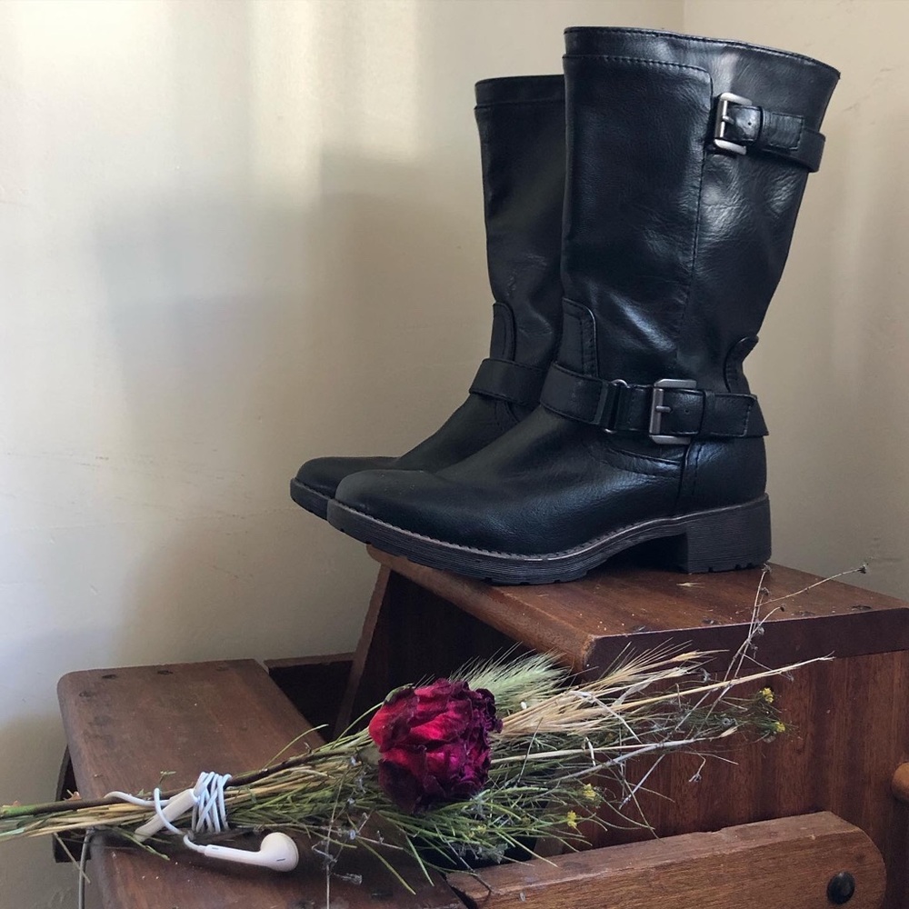 black boots🎶